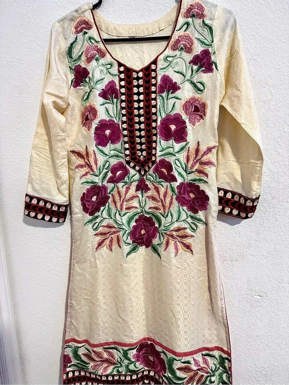 Floral Embroidered Kurta in Cream Size 36 Like New